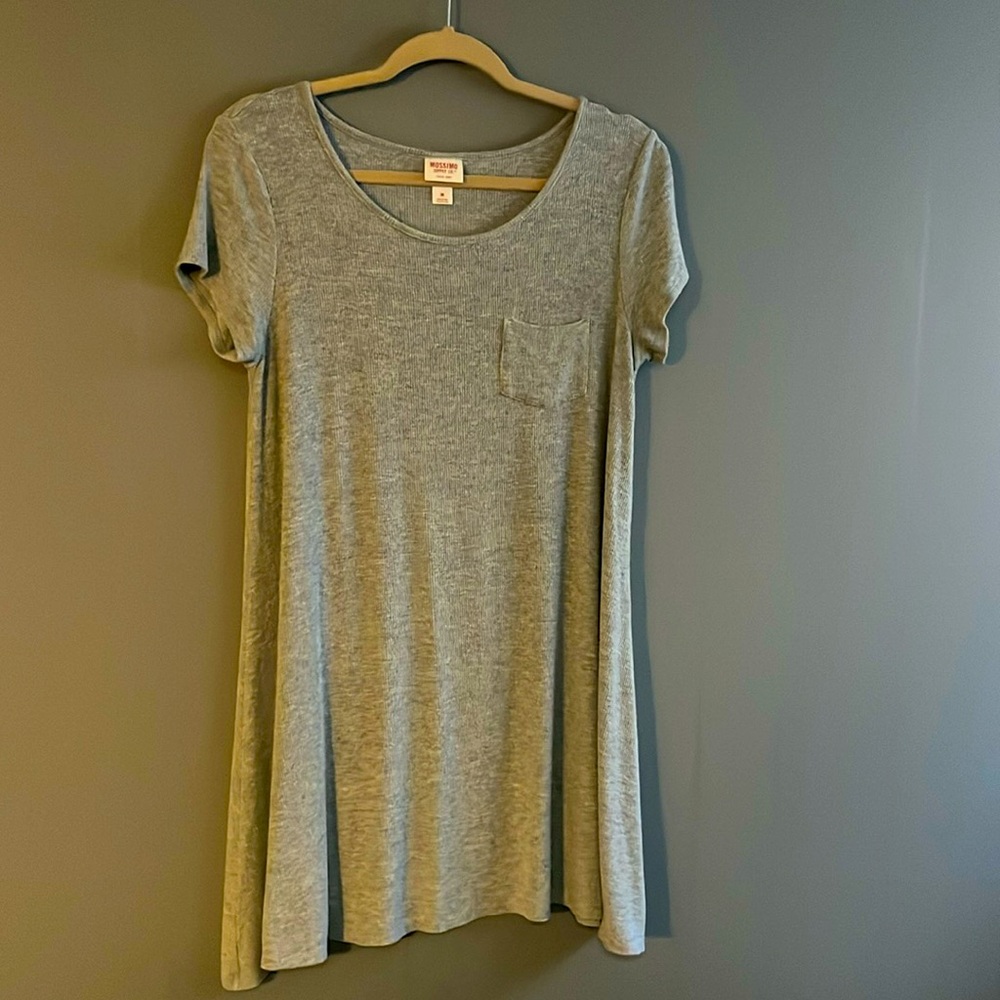 Summertime dress! Flowy with short sleeves and gray